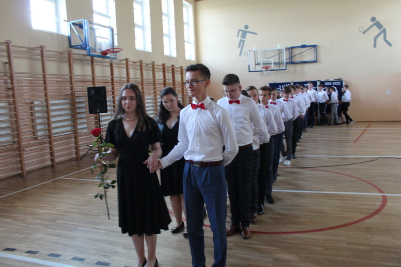 Poegnanie klas 8 - taniec - polonez