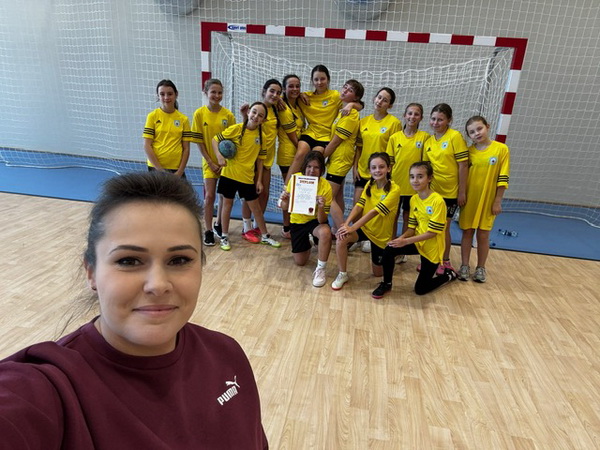 Pika rczna dziewczta modsze - powiat